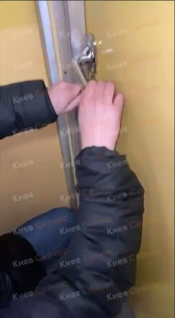 У Києві підлітки залізли до кабіни водія під час руху поїзда метро: інцидентом зайнялась поліція. Відео