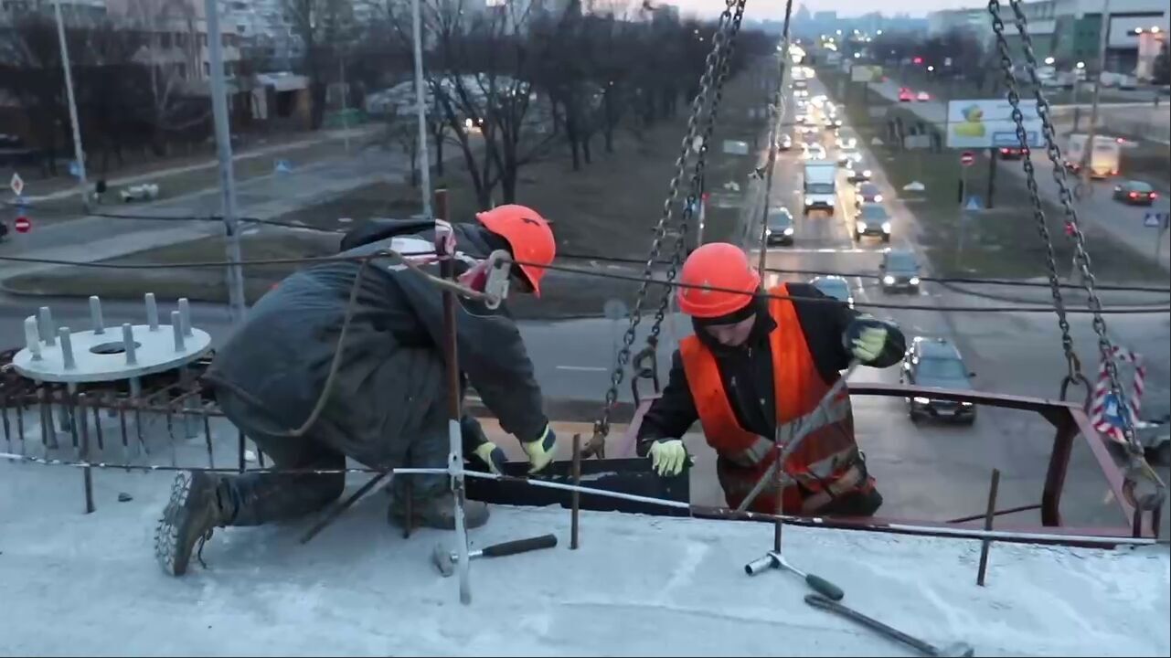 Суттєво розвантажить рух на Оболоні: Кличко показав, як будують новий шляхопровід у Києві. Відео