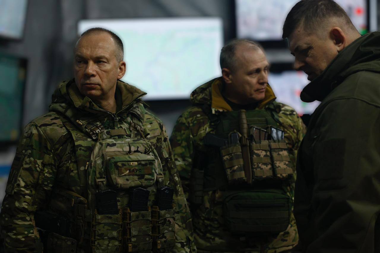 Сирський побував на Куп’янському напрямку і обговорив із військовими сценарії дій: фото