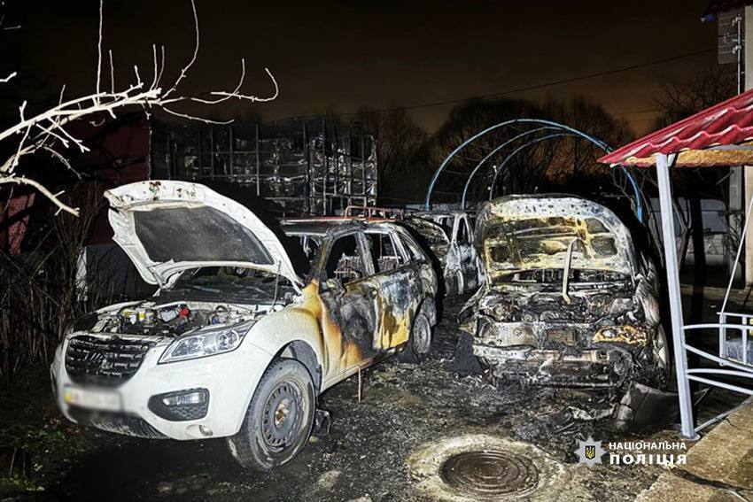 У Києві ревнивець підпалив три авто колишньої коханої та з сокирою накинувся на її співмешканця. Фото