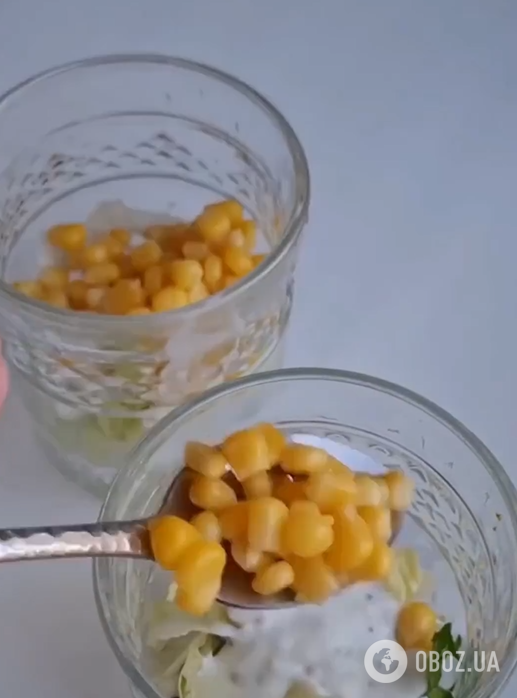 Елементарний салат з тунцем, який подається в склянках: чим заправити