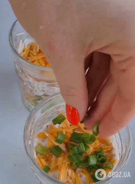 Элементарный салат с тунцом  в стаканах: чем заправить