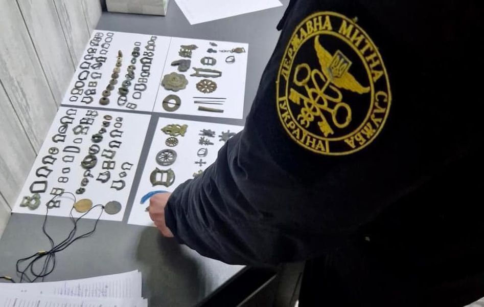 Українець намагався вивезти до Румунії цінні предмети археології: його затримали. Фото