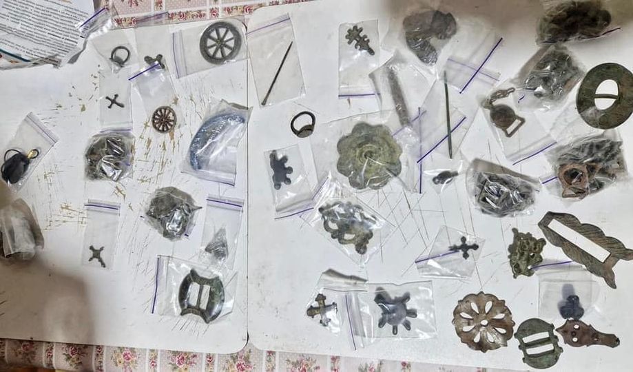 Українець намагався вивезти до Румунії цінні предмети археології: його затримали. Фото