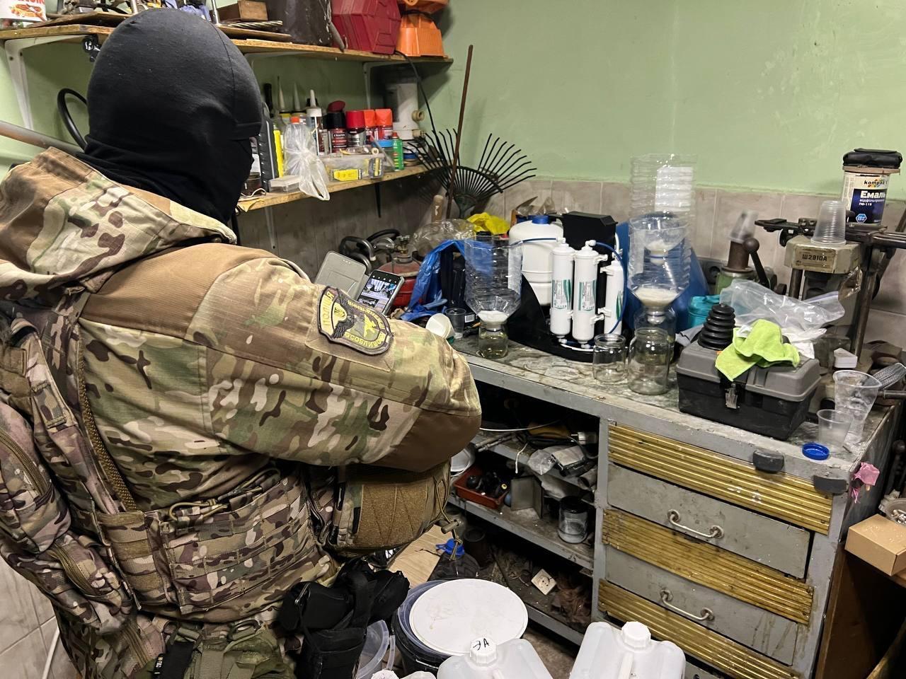 Изъяли "товар" на 30 млн грн: в Киевской области разоблачили 5 нарколабораторий. Фото и видео