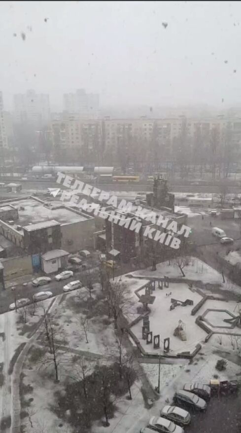 Киев утром накрыл сильный снегопад. Фото и видео непогоды