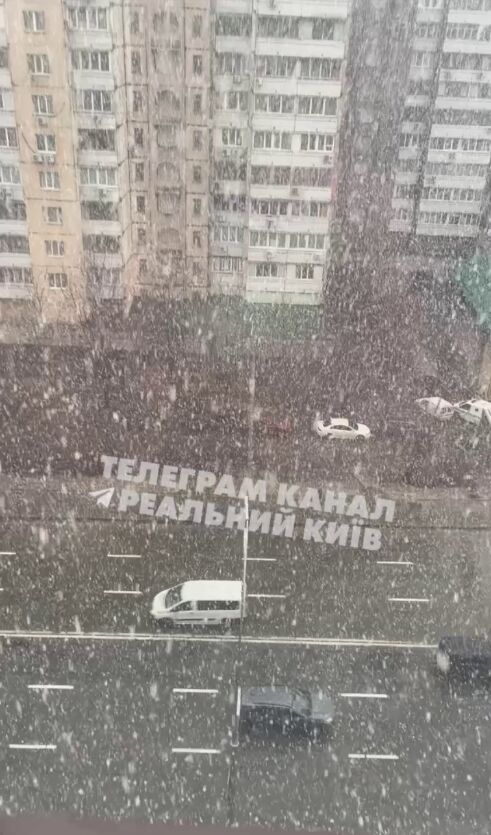 Київ вранці накрив сильний снігопад. Фото та відео негоди