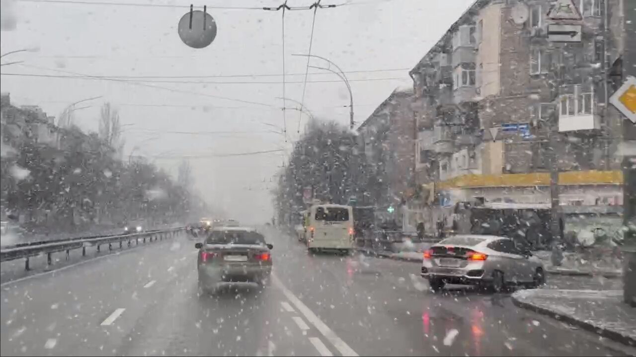 Київ вранці накрив сильний снігопад. Фото та відео негоди