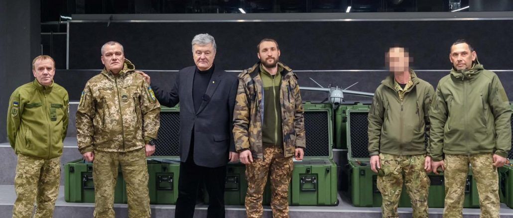 Військові отримали від Порошенка два комплекси розвідувальних БПЛА "Лелека-100"