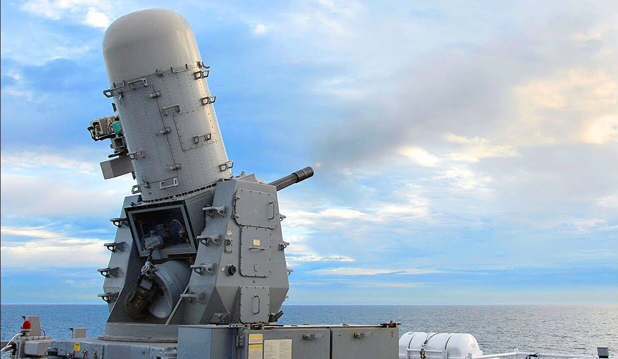 В борьбе с ракетой хуситов корабль ВМС США впервые задействовал "последнюю линию обороны": что произошло