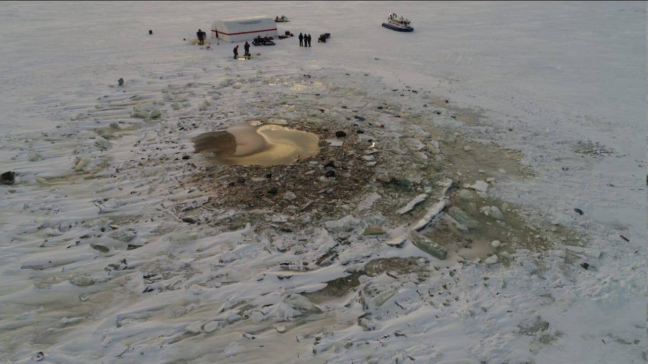 У Росії впав і потонув в озері рятувальний вертоліт Мі-8, екіпаж загинув. Фото