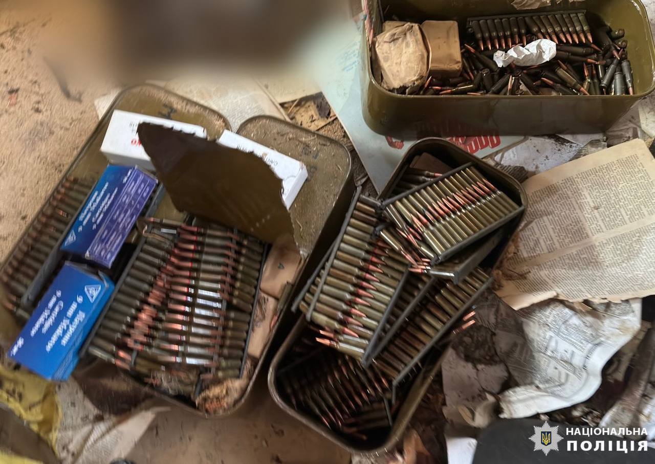 Пулемет, гранаты и взрывчатка: в Киевской области у мужчины дома нашли целый арсенал оружия. Фото