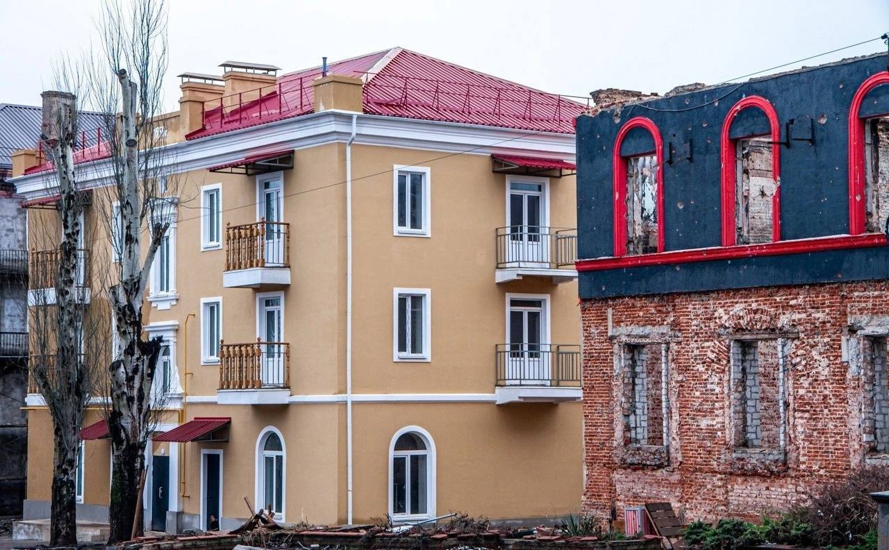 Поодинокі відремонтовані будинки на тлі суцільних руїн: у мережі показали, як виглядає центр Маріуполя. Фото