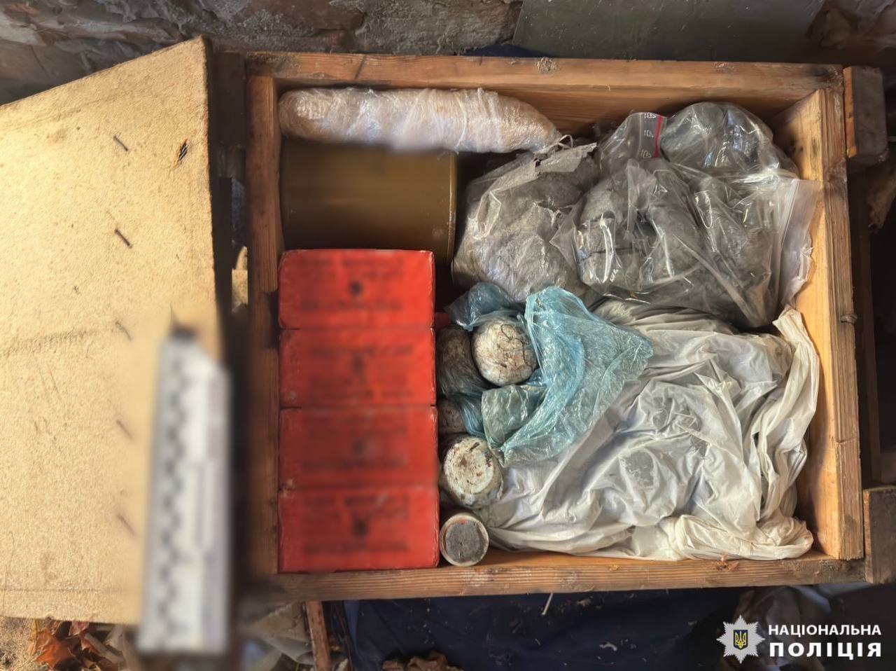 Пулемет, гранаты и взрывчатка: в Киевской области у мужчины дома нашли целый арсенал оружия. Фото