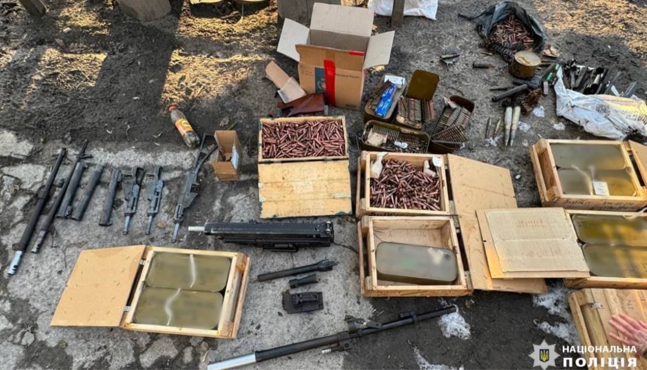 Кулемет, гранати та вибухівка: на Київщині в чоловіка вдома знайшли цілий арсенал зброї. Фото