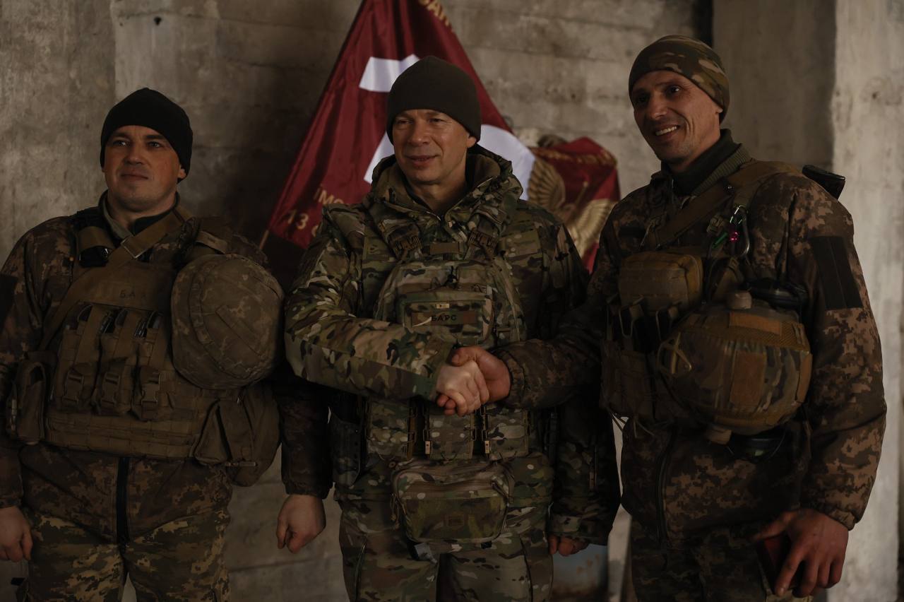 "Змогли зірвати плани ворога": Сирський приїхав на фронт і нагородив військових. Фото