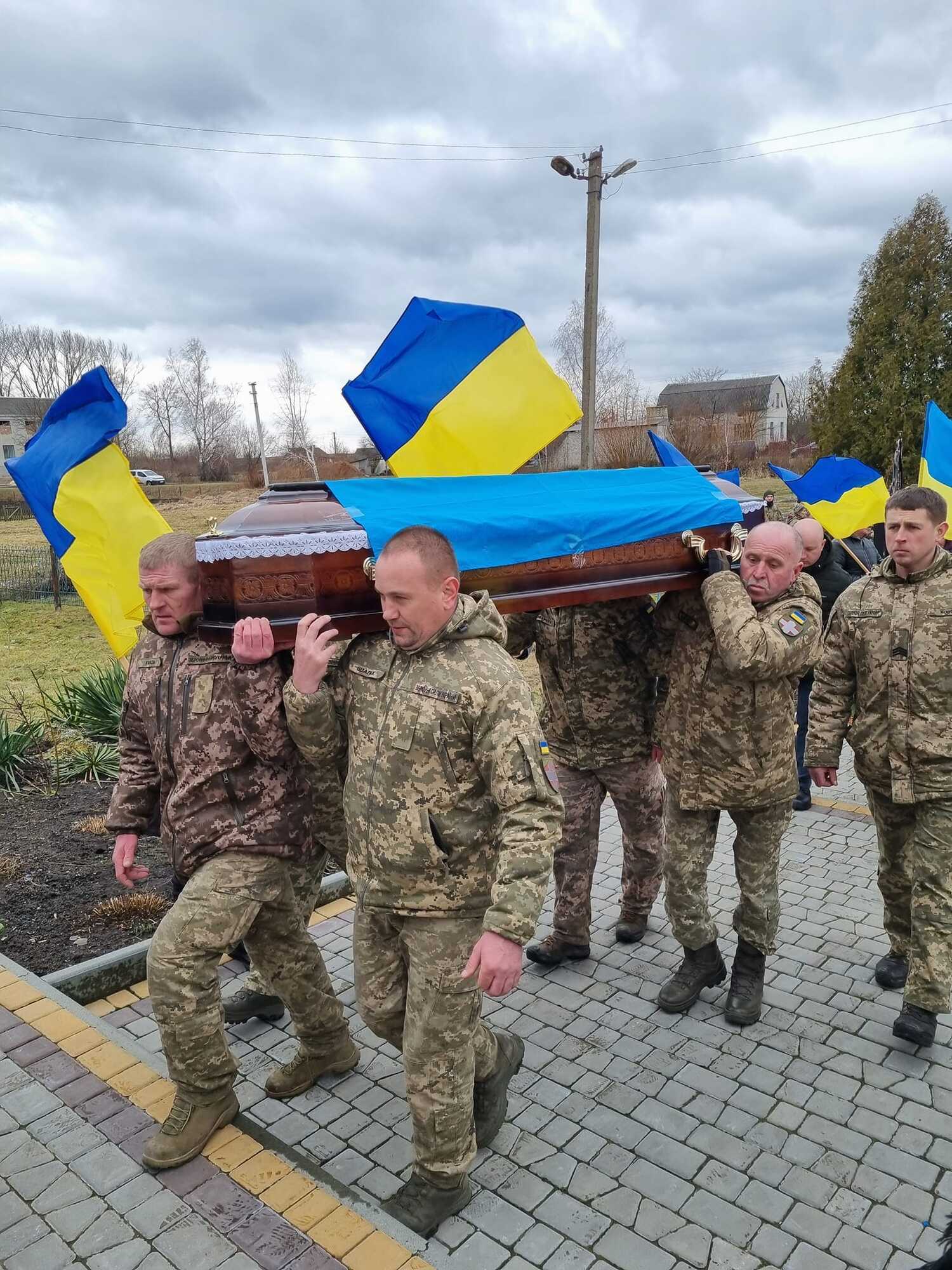 Погиб в бою недалеко от Авдеевки: на Волыни попрощались с военным Игорем Романчуком. Фото