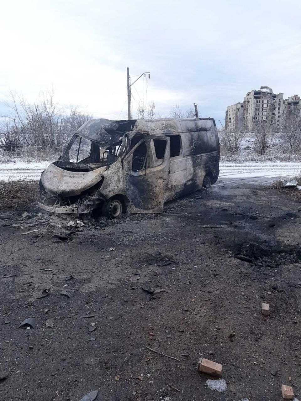 В Авдіївці окупанти поранили українського волонтера, його авто добили другим ударом. Фото і деталі