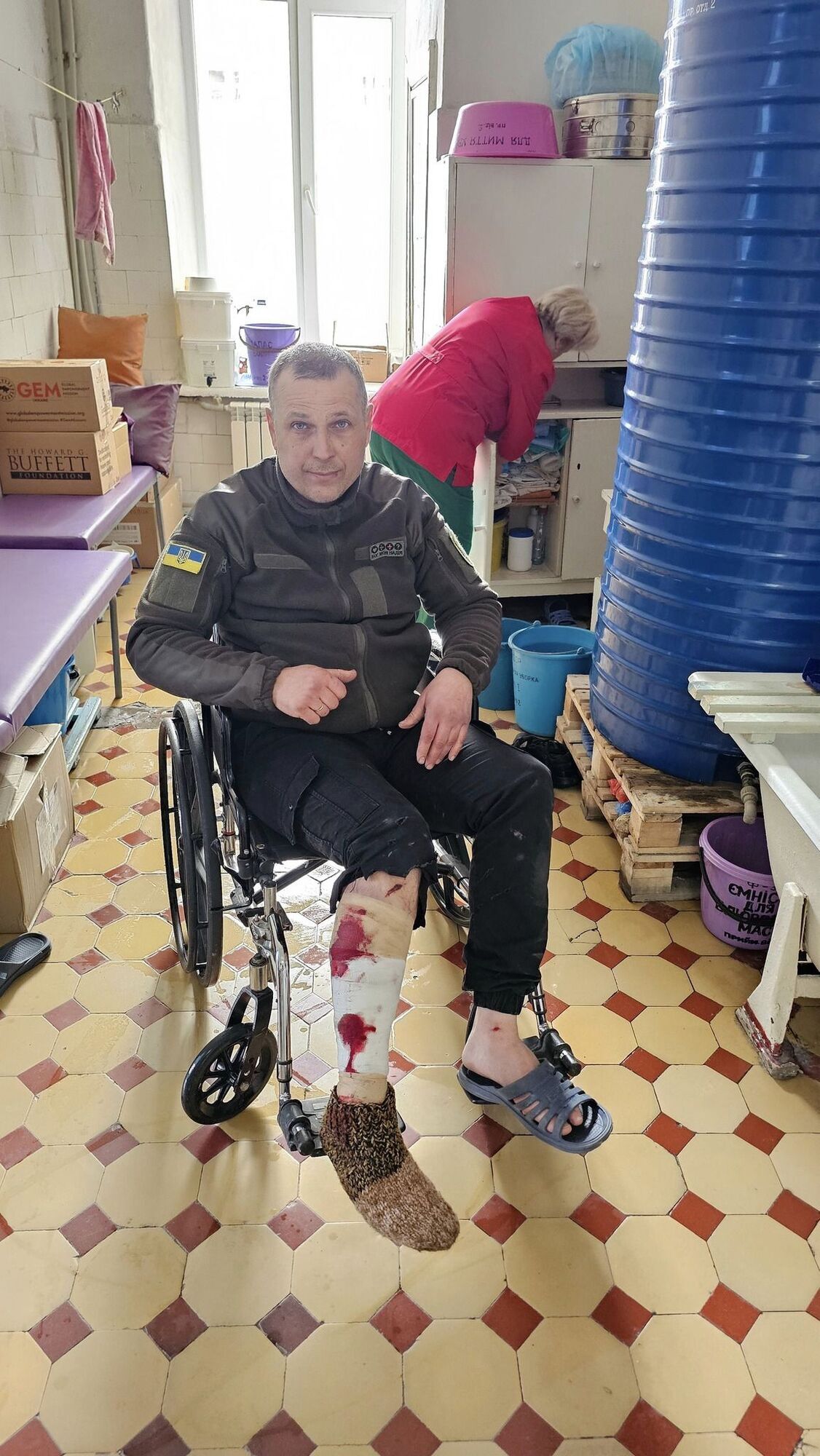 В Авдеевке оккупанты ранили украинского волонтера, его авто добили вторым ударом. Фото и детали