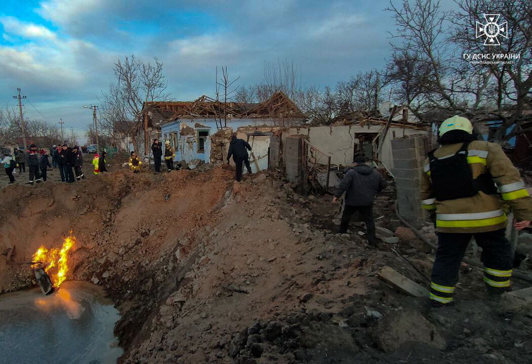 Окупанти атакували Миколаїв ракетами і дронами: є загиблий, загорівся підземний газопровід. Фото і відео