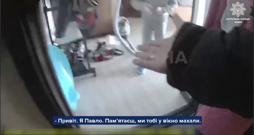 "Я не знаю, де батьки": у Києві патрульні допомогли 6-річному хлопчику, який був сам удома. Відео