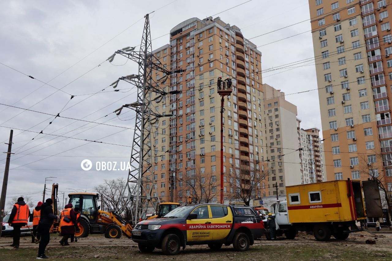 Повреждена воздушная и подземная линии: в Днепровском районе Киева энергетики ремонтируют сети после удара РФ. Фото и видео