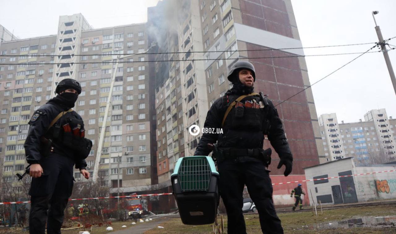 Квартиры выгорели дотла, под завалами еще могут быть люди: последствия ракетной атаки по дому в Киеве. Фото и видео