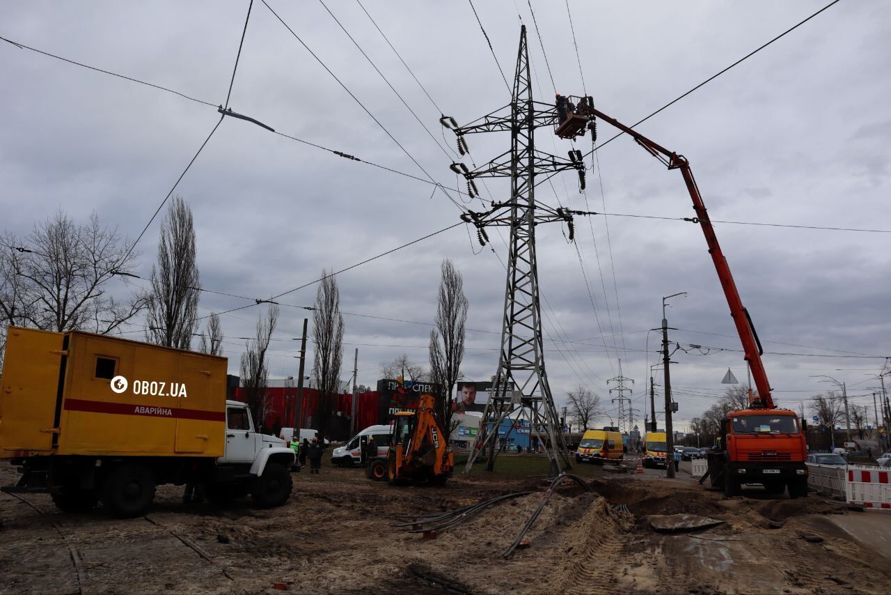 Пошкоджено повітряну та підземну лінії: у Дніпровському районі Києва енергетики ремонтують мережі після удару РФ. Фото і відео