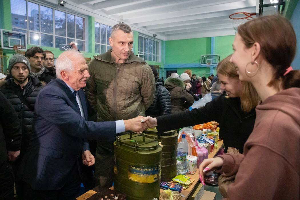 Загинуло 4 людей та майже 40 постраждали: Кличко показав  Боррелю наслідки ранкової російської атаки на Київ