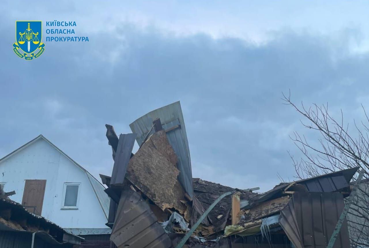 Пошкоджено житлові будинки, є постраждалі: наслідки ракетної атаки на Київщину 7 лютого. Фото і відео