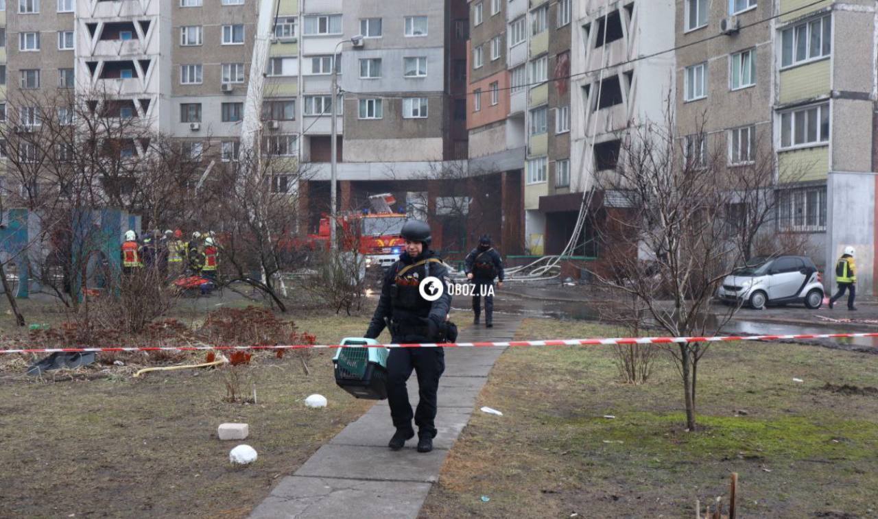 Квартири вигоріли вщент, під завалами ще можуть бути люди: наслідки ракетної атаки по будинку в Києві. Фото і відео