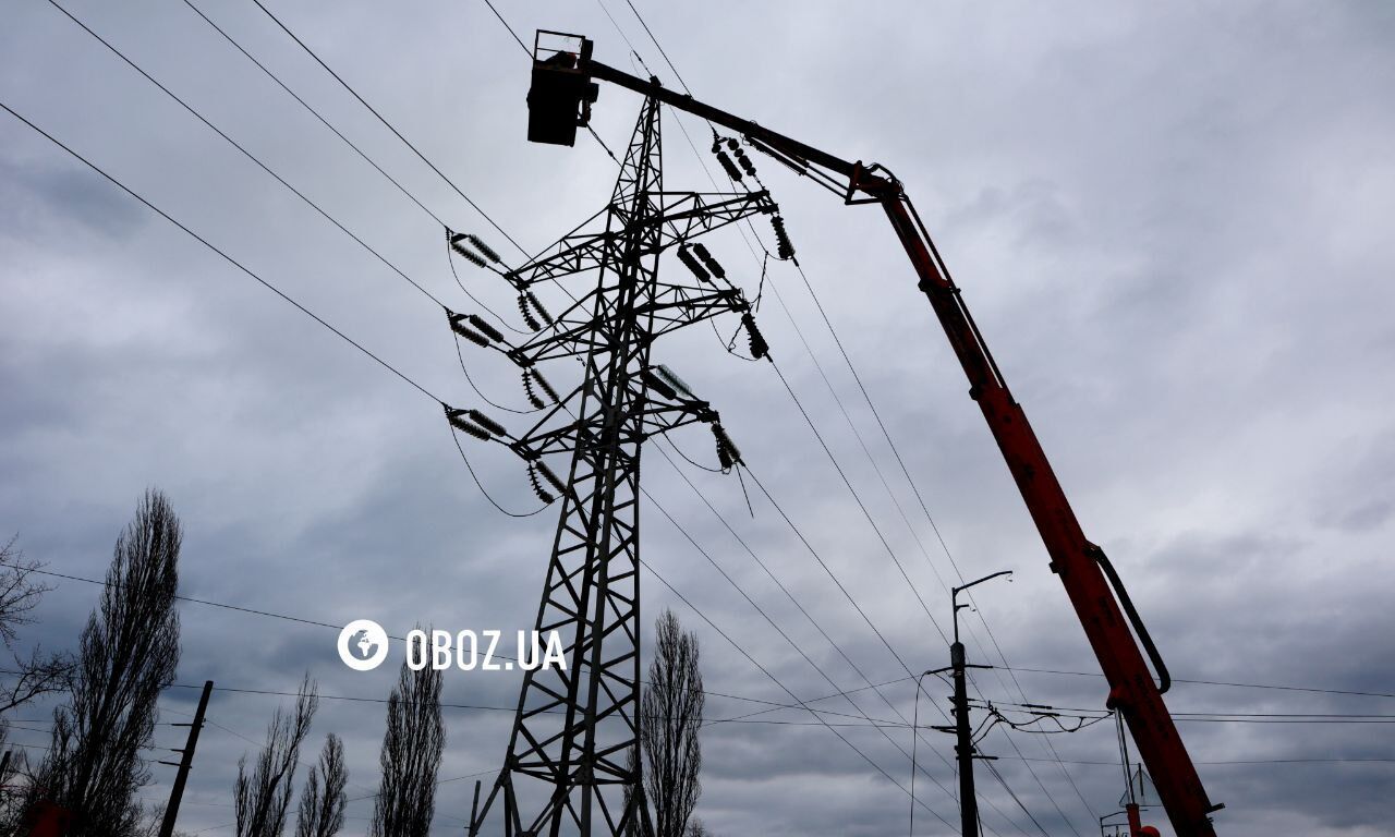 Повреждена воздушная и подземная линии: в Днепровском районе Киева энергетики ремонтируют сети после удара РФ. Фото и видео