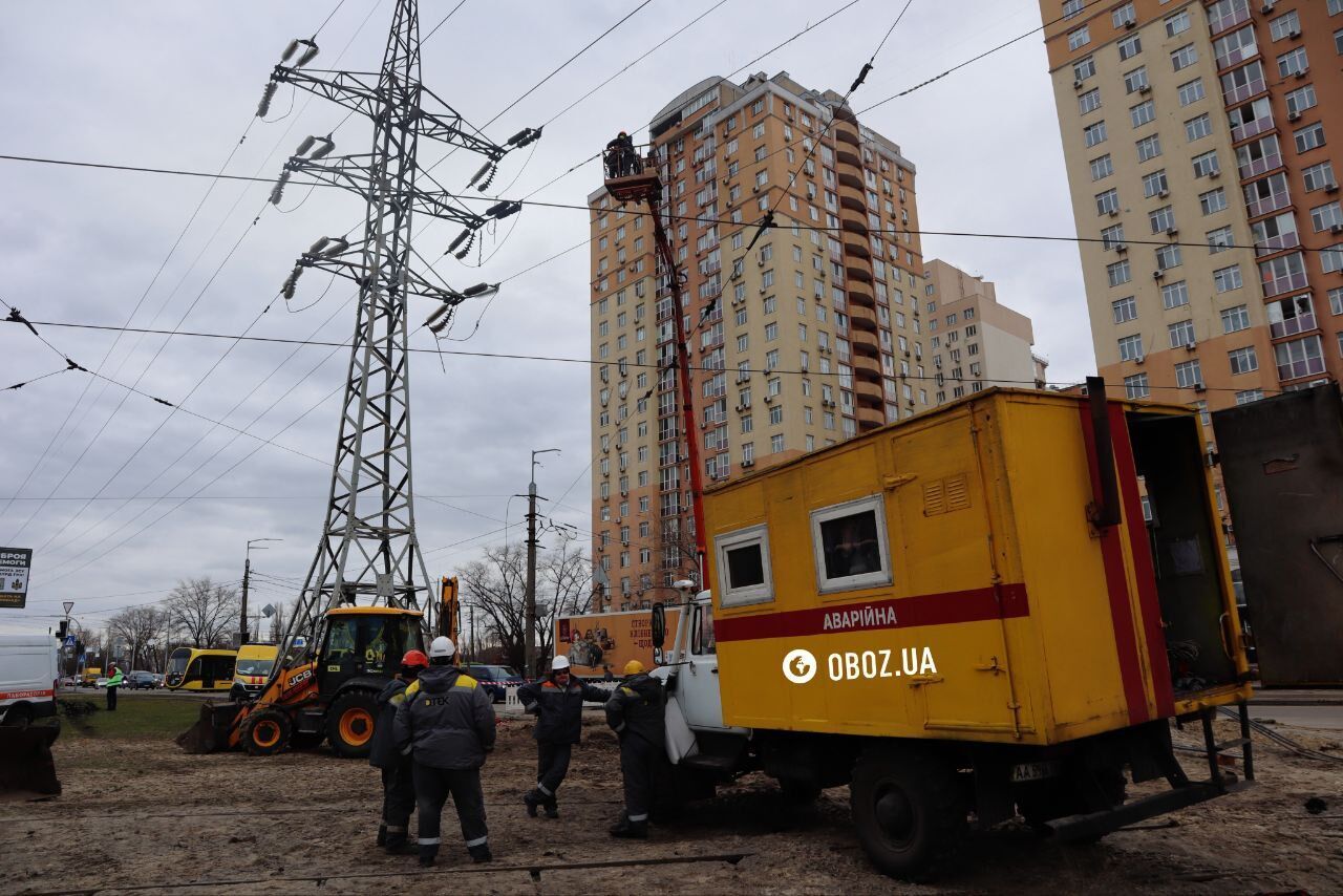 Повреждена воздушная и подземная линии: в Днепровском районе Киева энергетики ремонтируют сети после удара РФ. Фото и видео