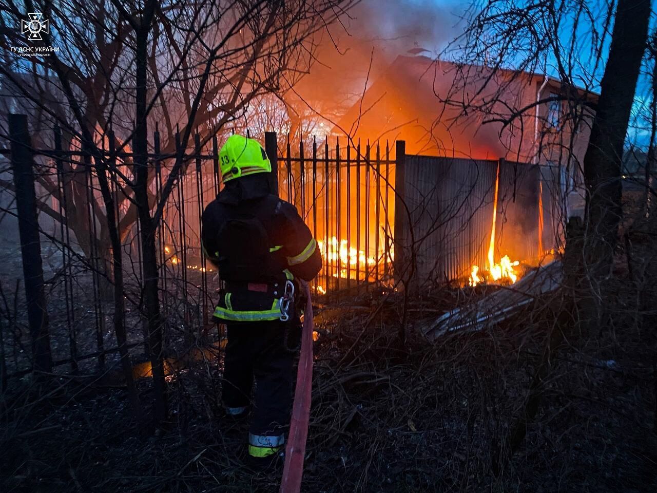 Пошкоджено житлові будинки, є постраждалі: наслідки ракетної атаки на Київщину 7 лютого. Фото і відео