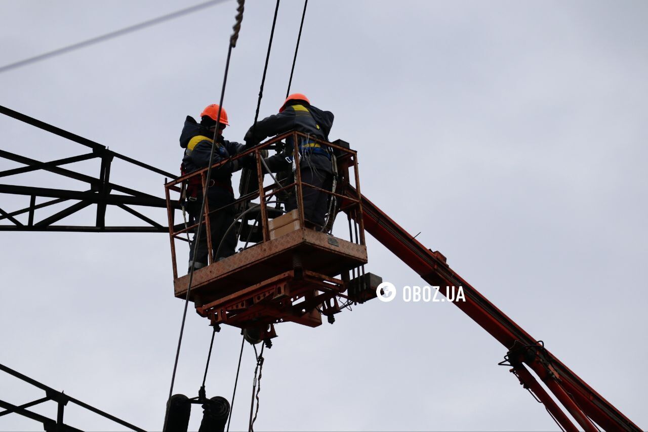 Пошкоджено повітряну та підземну лінії: у Дніпровському районі Києва енергетики ремонтують мережі після удару РФ. Фото і відео