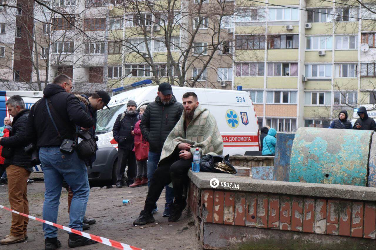 Квартири вигоріли вщент, під завалами ще можуть бути люди: наслідки ракетної атаки по будинку в Києві. Фото і відео