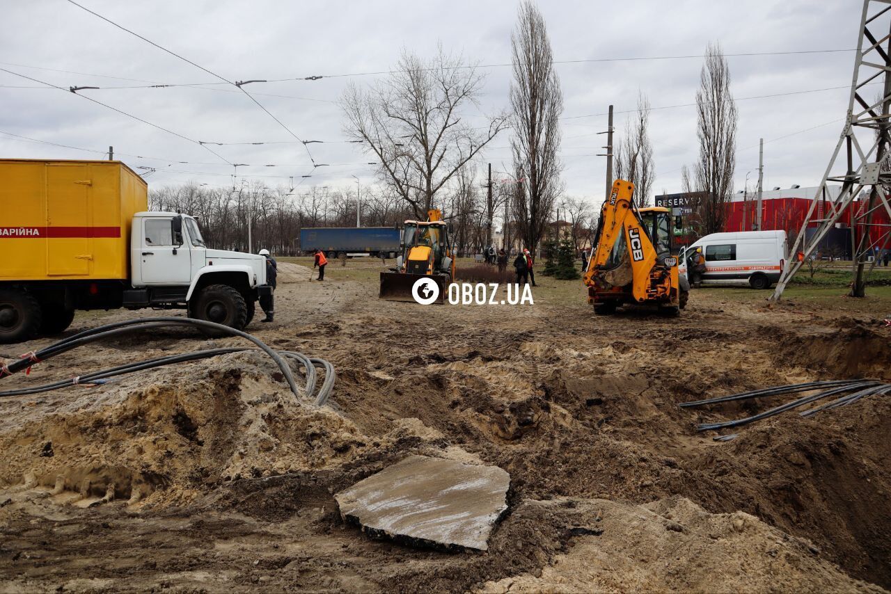 Повреждена воздушная и подземная линии: в Днепровском районе Киева энергетики ремонтируют сети после удара РФ. Фото и видео