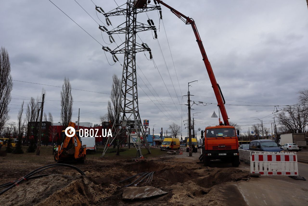 Пошкоджено повітряну та підземну лінії: у Дніпровському районі Києва енергетики ремонтують мережі після удару РФ. Фото і відео