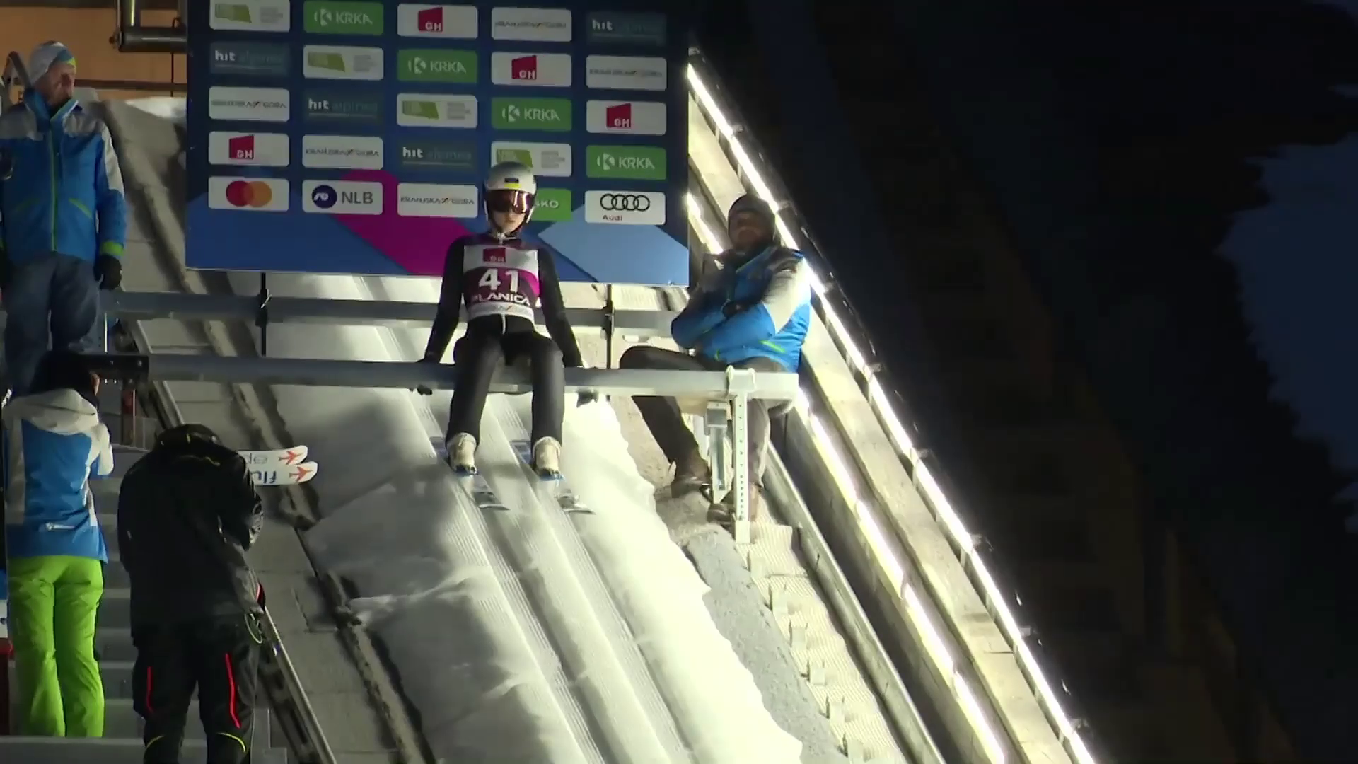 Украинка упала головой вперед во время прыжка со 102-метрового трамплина на чемпионате мира. Видео
