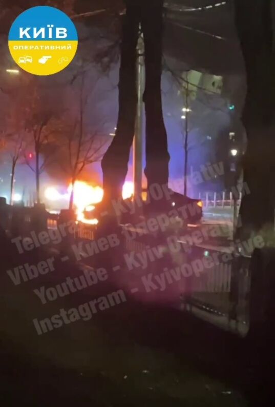 В центре Киева в результате ДТП загорелся BMW: есть пострадавший. Видео