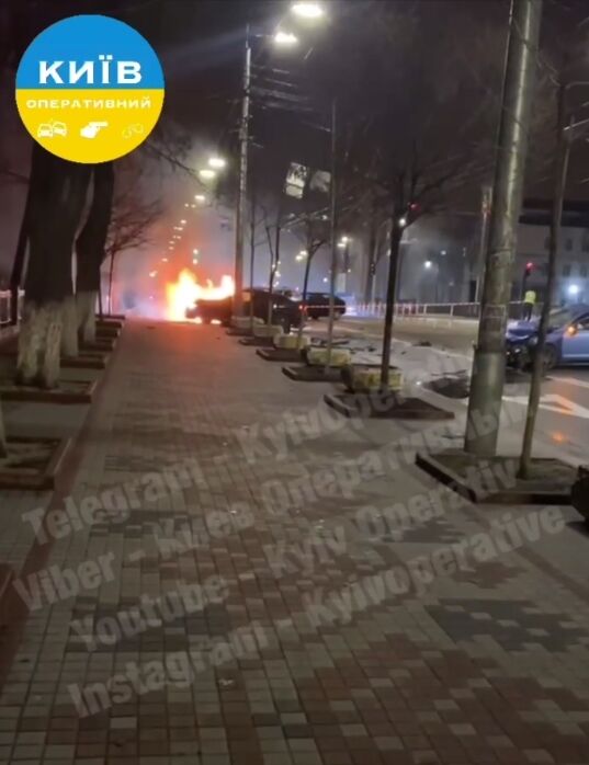 У центрі Києва внаслідок ДТП загорівся BMW: є постраждалий. Відео