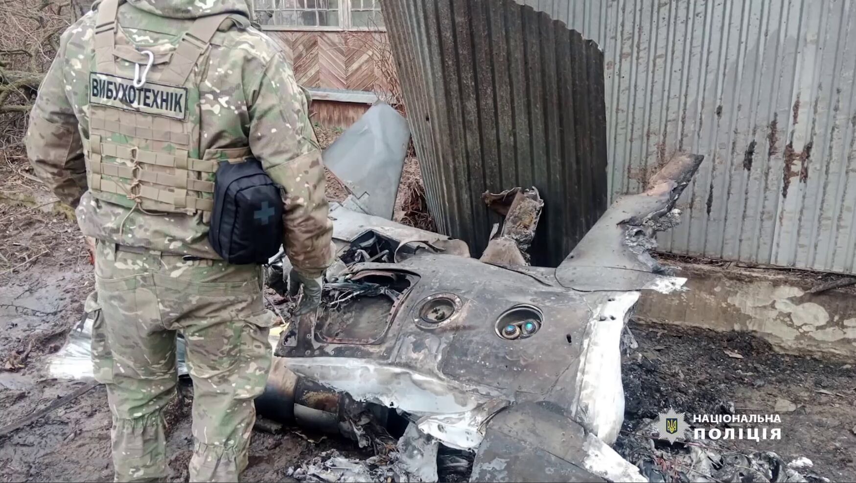 Содержала около 250 кг взрывчатки: на Киевщине во дворе дома нашли боевую часть российской ракеты. Видео