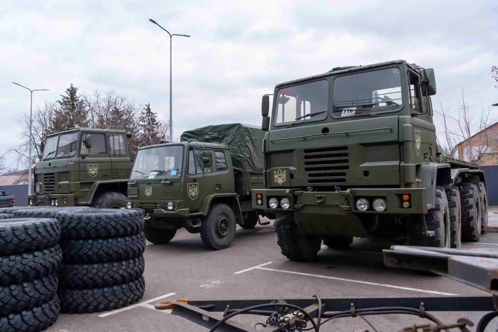 "Альтернативы не существует": военные на фронте получат новую партию техники от Порошенко
