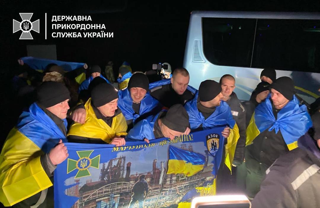 Еще 100 украинцев дома: Украина вернула из плена своих защитников. Фото, видео
