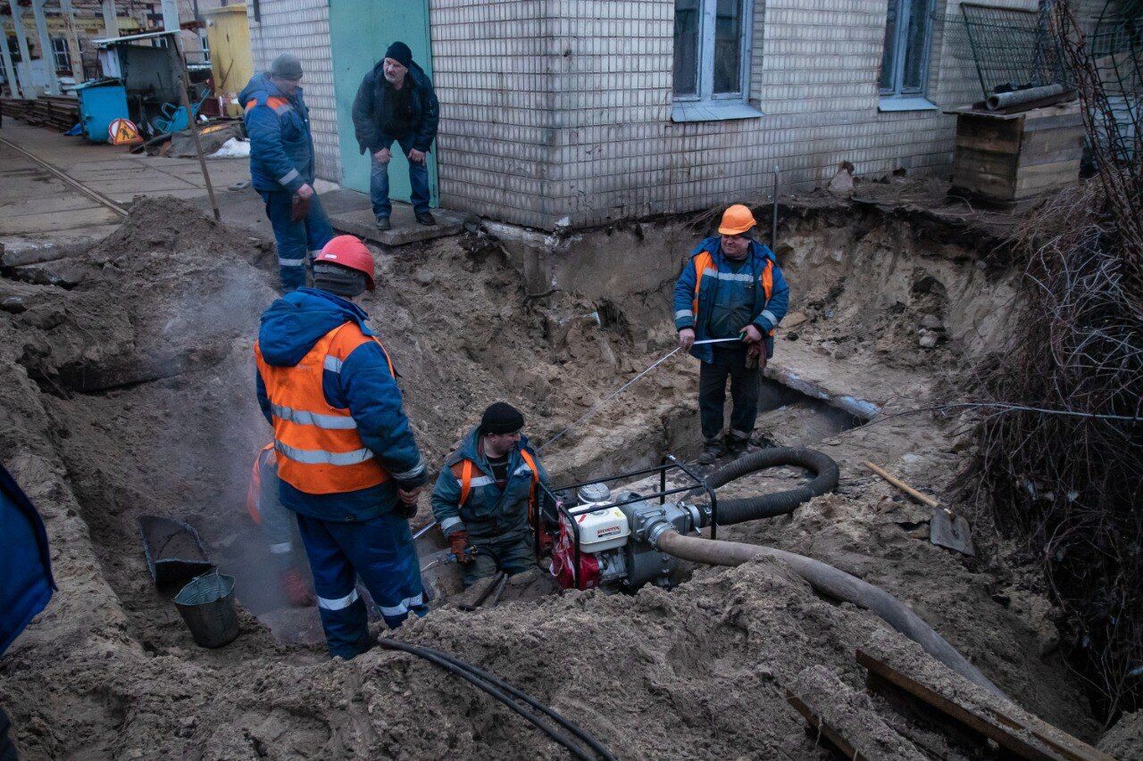 У Києві завершили ремонт тепломережі, пошкодженої російським обстрілом 7 лютого. Подробиці і фото