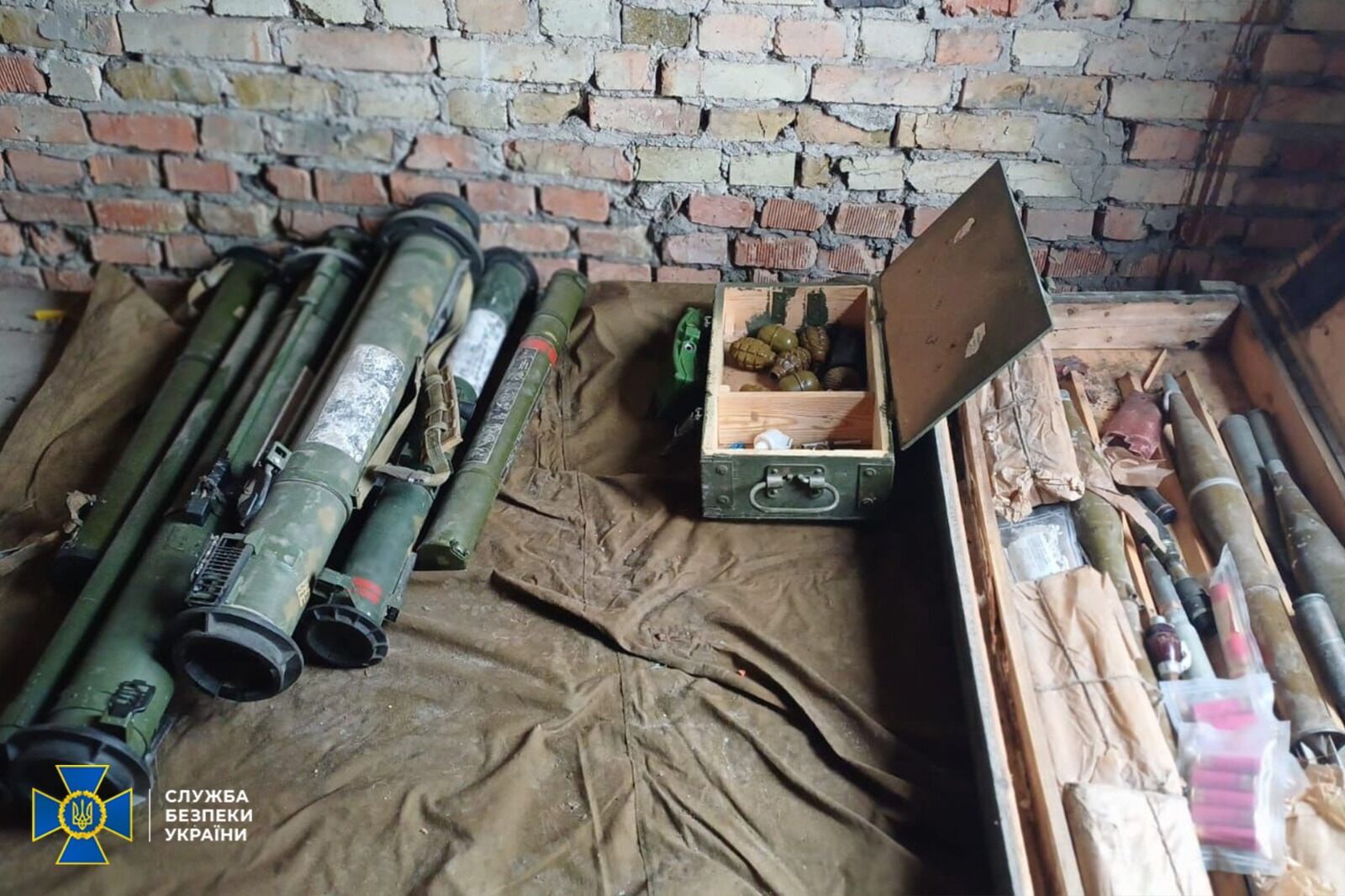 Планировали использовать для диверсий: под Киевом обнаружили тайник вражеской ДРГ с российским оружием. Фото