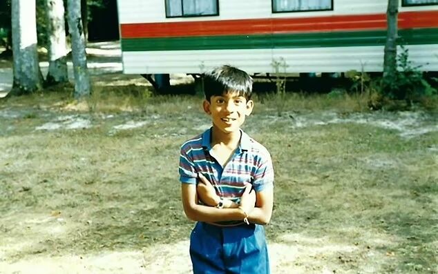 "Люди говорили ужасные вещи". Как выглядел Риши Сунак в детстве и почему тема расизма была для него очень болезненной