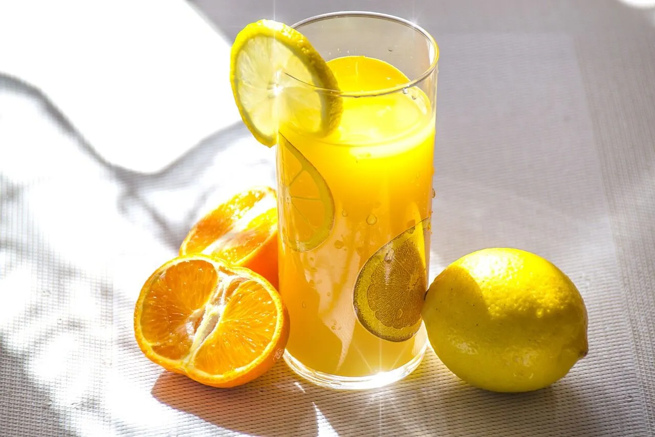 Почему не стоит пить 100%-й фруктовый сок, особенно детям: ученые доказали вредное воздействие