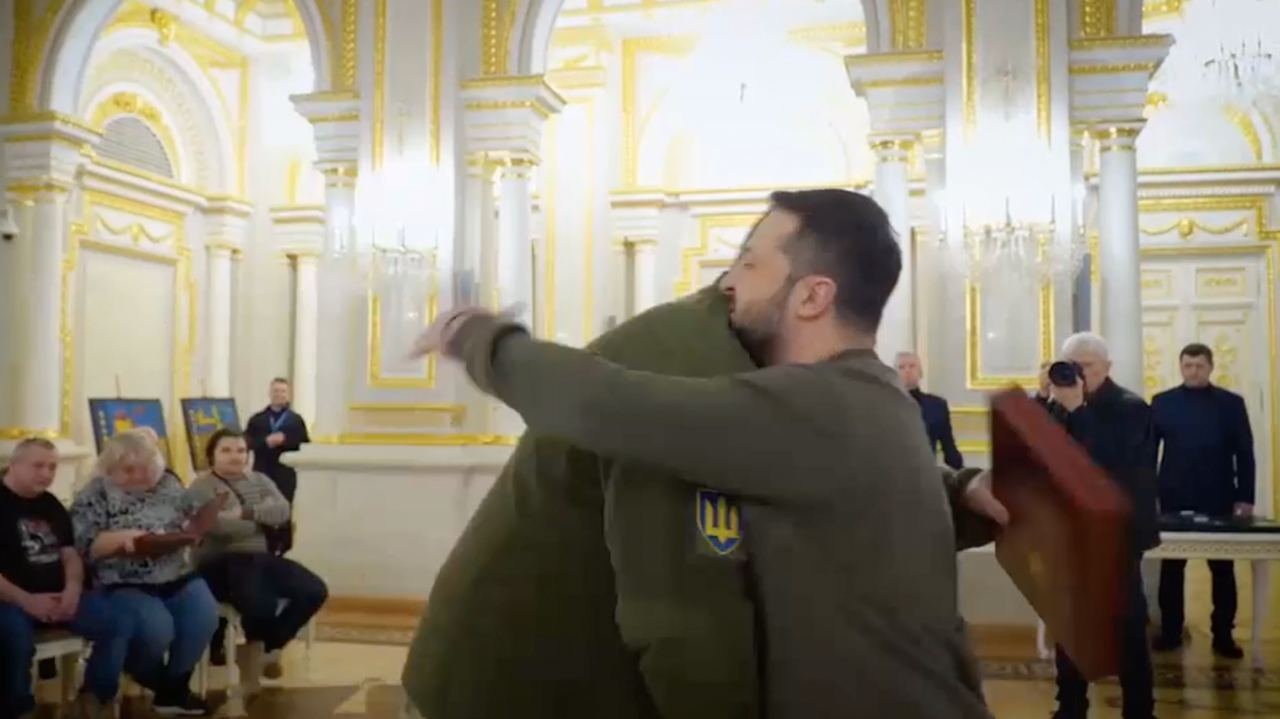 Зеленский трогательно вручил Героя Украины Залужному: эмоциональные кадры