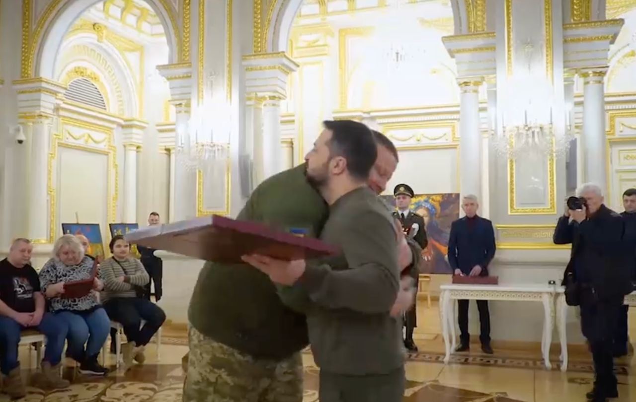 Зеленский трогательно вручил Героя Украины Залужному: эмоциональные кадры